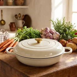 EMALIOWANY GARNEK ŻELIWNY PŁASKI 30cm 3L HAGE CREAM