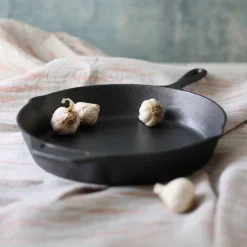 PATELNIA ŻELIWNA HAGE 31cm Z UCHEM INDUKCJA