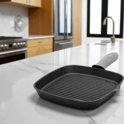 PATELNIA GRILLOWA ŻELIWNA 24cm Z SILIKONOWĄ NAKŁADKĄ 2668