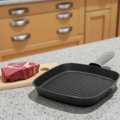 PATELNIA GRILLOWA ŻELIWNA 24cm Z SILIKONOWĄ NAKŁADKĄ 2668
