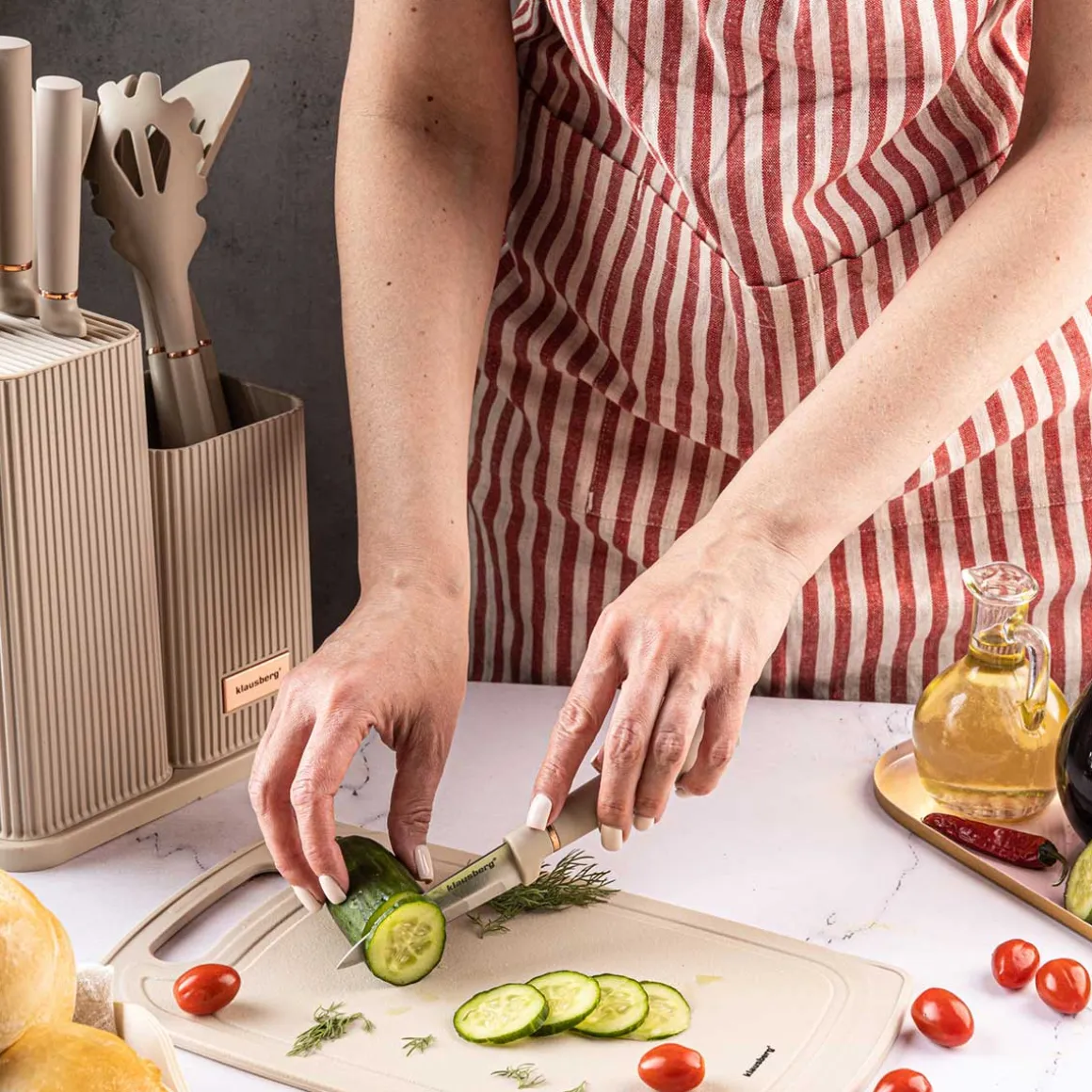 ZESTAW NOŻY I PRZYBORÓW KUCHENNYCH Z DESKĄ W STOJAKU KLAUSBERG KB-7935