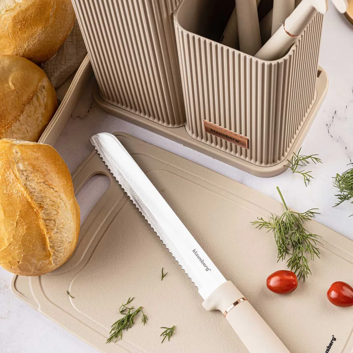 ZESTAW NOŻY I PRZYBORÓW KUCHENNYCH Z DESKĄ W STOJAKU KLAUSBERG KB-7935
