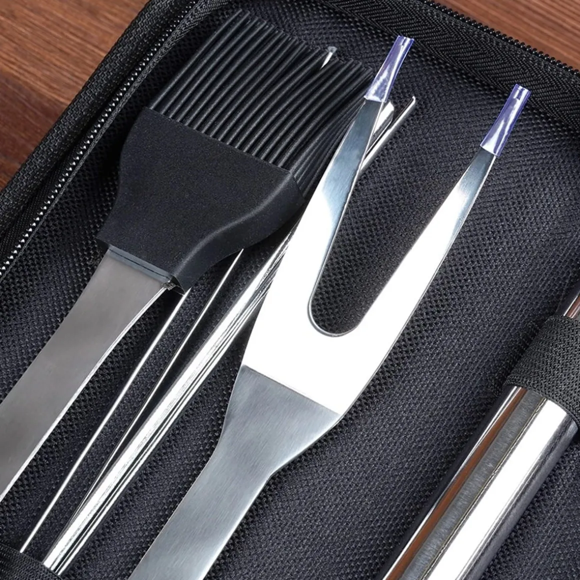 ZESTAW 10 PRZYBORÓW DO GRILLA W ETUI 489298